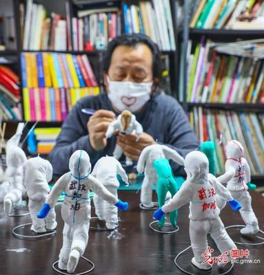 民間藝人創(chuàng)作面塑&ldquo;逆行者&rdquo;為戰(zhàn)勝疫情加油